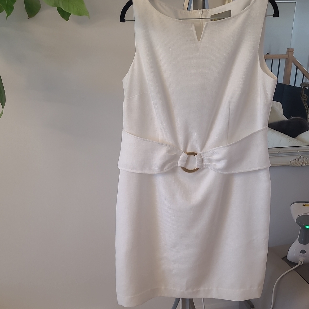 Elegant White Sleeveless Dress